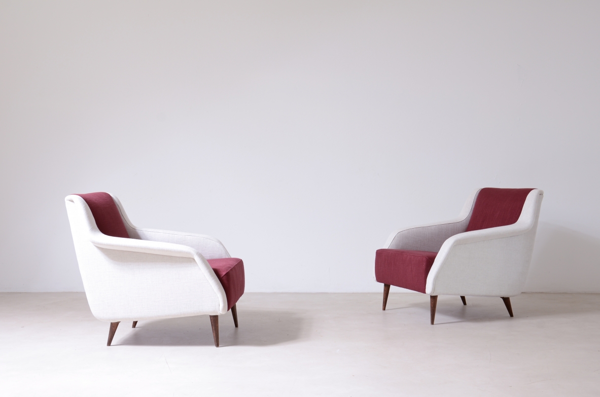 Carlo De Carli, Gio Ponti  Coppia di poltrone Mod.802 rivestite in tessuto imbottito. Disegnate nel 1954, Cassina