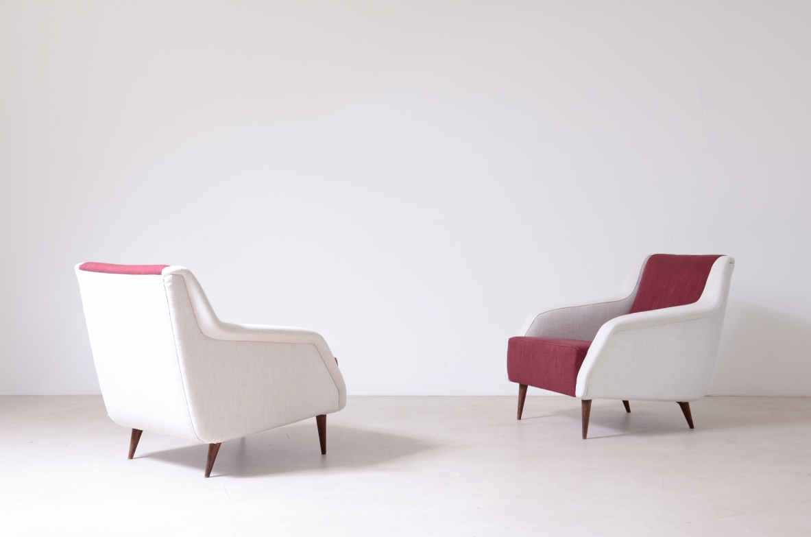Carlo De Carli, Gio Ponti  Coppia di poltrone Mod.802 rivestite in tessuto imbottito. Disegnate nel 1954, Cassina