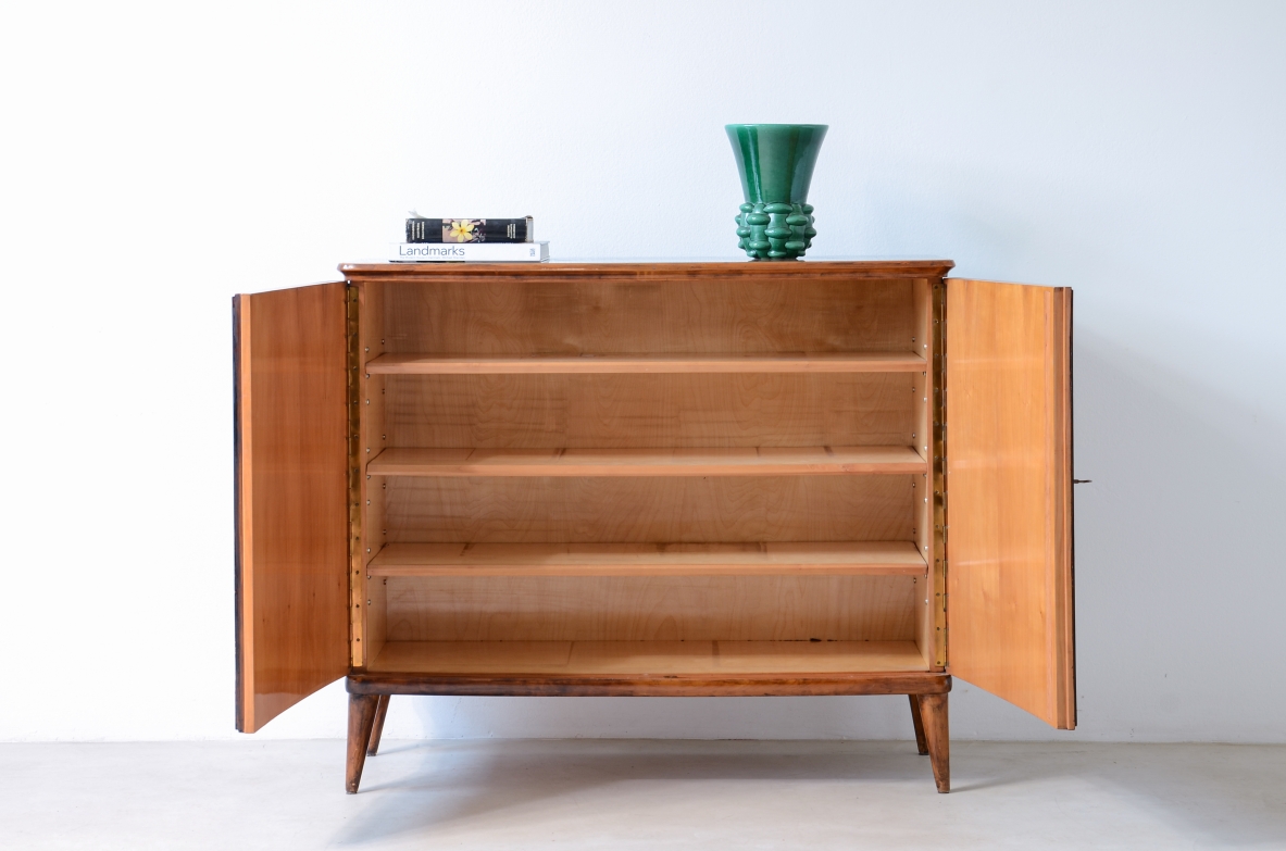 ABV Borsani  Elegante mobile a due ante con motivi ad intaglio. Anni 40ca
