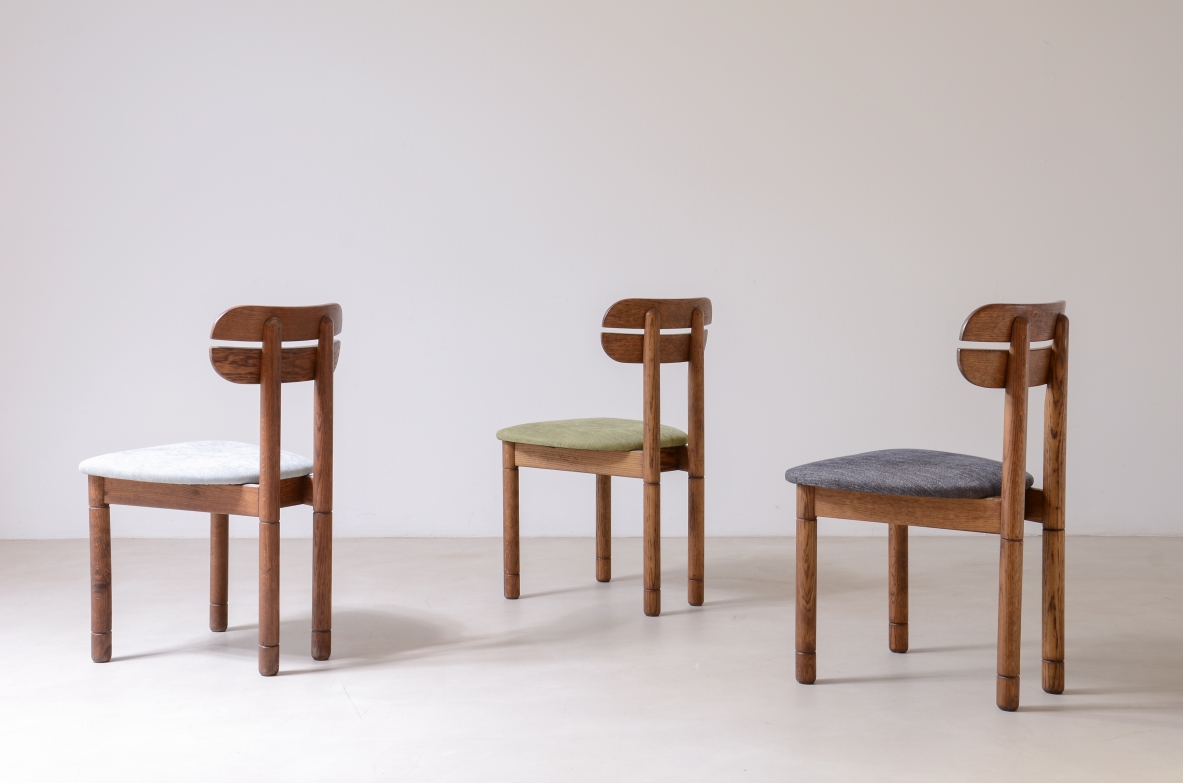 Set di 10 sedie anni '60 in legno di rovere con schienale sagomato e seduta in tessuto imbottito.