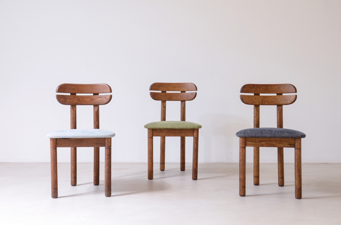 Set di 10 sedie anni '60 in legno di rovere con schienale sagomato e seduta in tessuto imbottito.