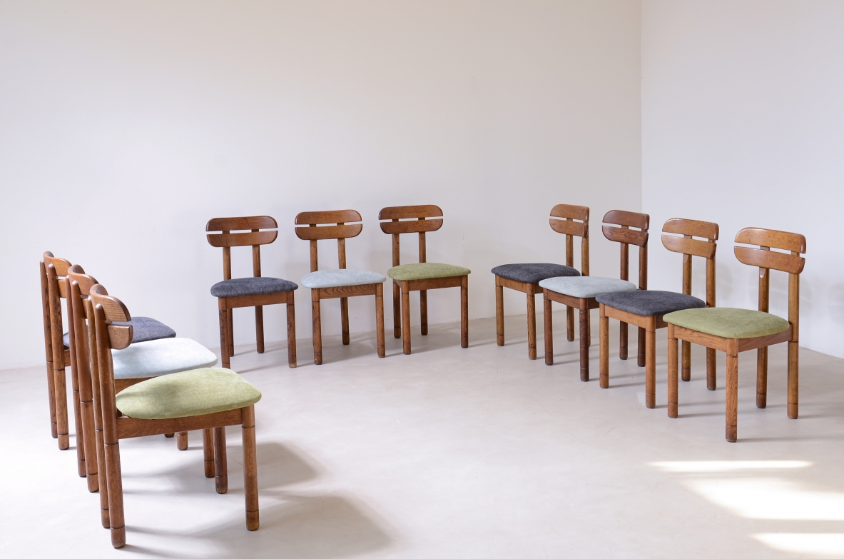 Set di 10 sedie anni '60 in legno di rovere con schienale sagomato e seduta in tessuto imbottito.
