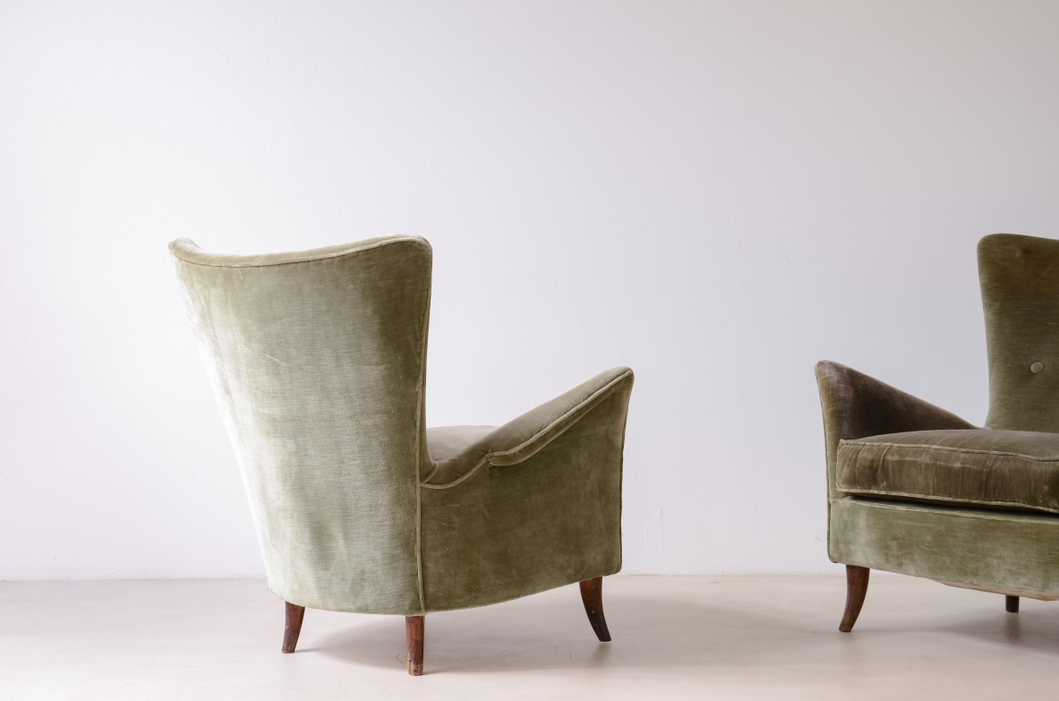 Coppia di poltrone nello stile di Gio Ponti rivestite in velluto.  Manifattura italiana 1950ca.