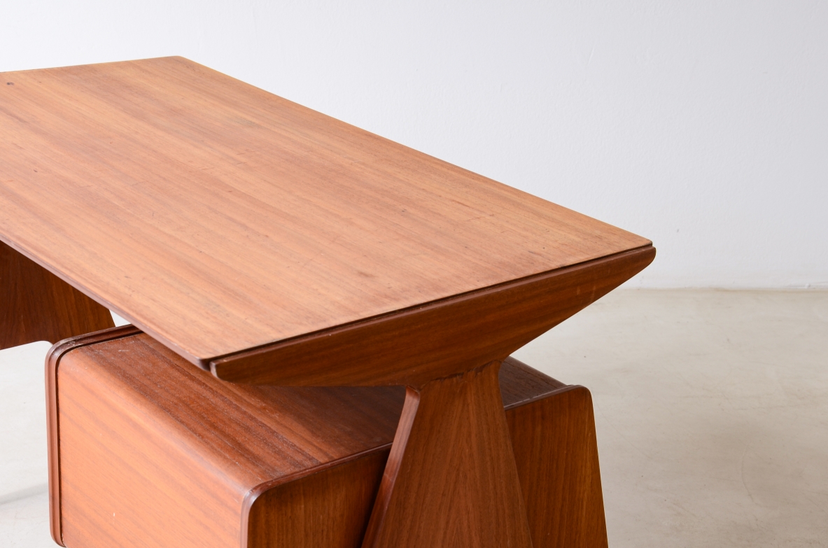 Guglielmo Ulrich, Small elegant desk with extraordinary side uprights 1940