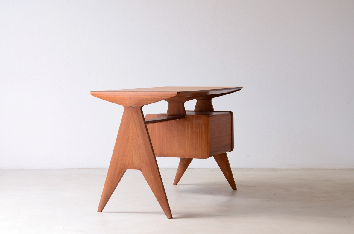 Guglielmo Ulrich, Small elegant desk with extraordinary side uprights 1940