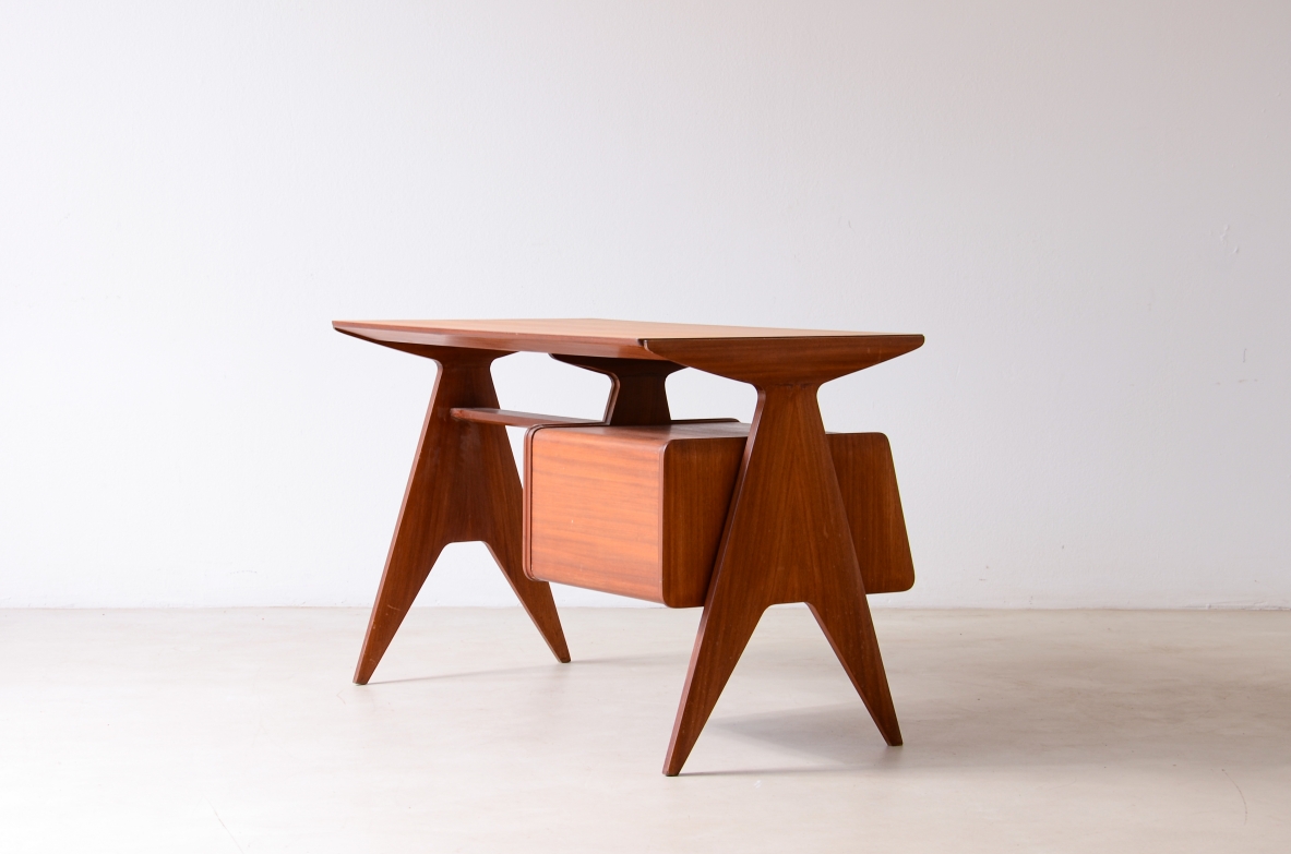 Guglielmo Ulrich, Small elegant desk with extraordinary side uprights 1940