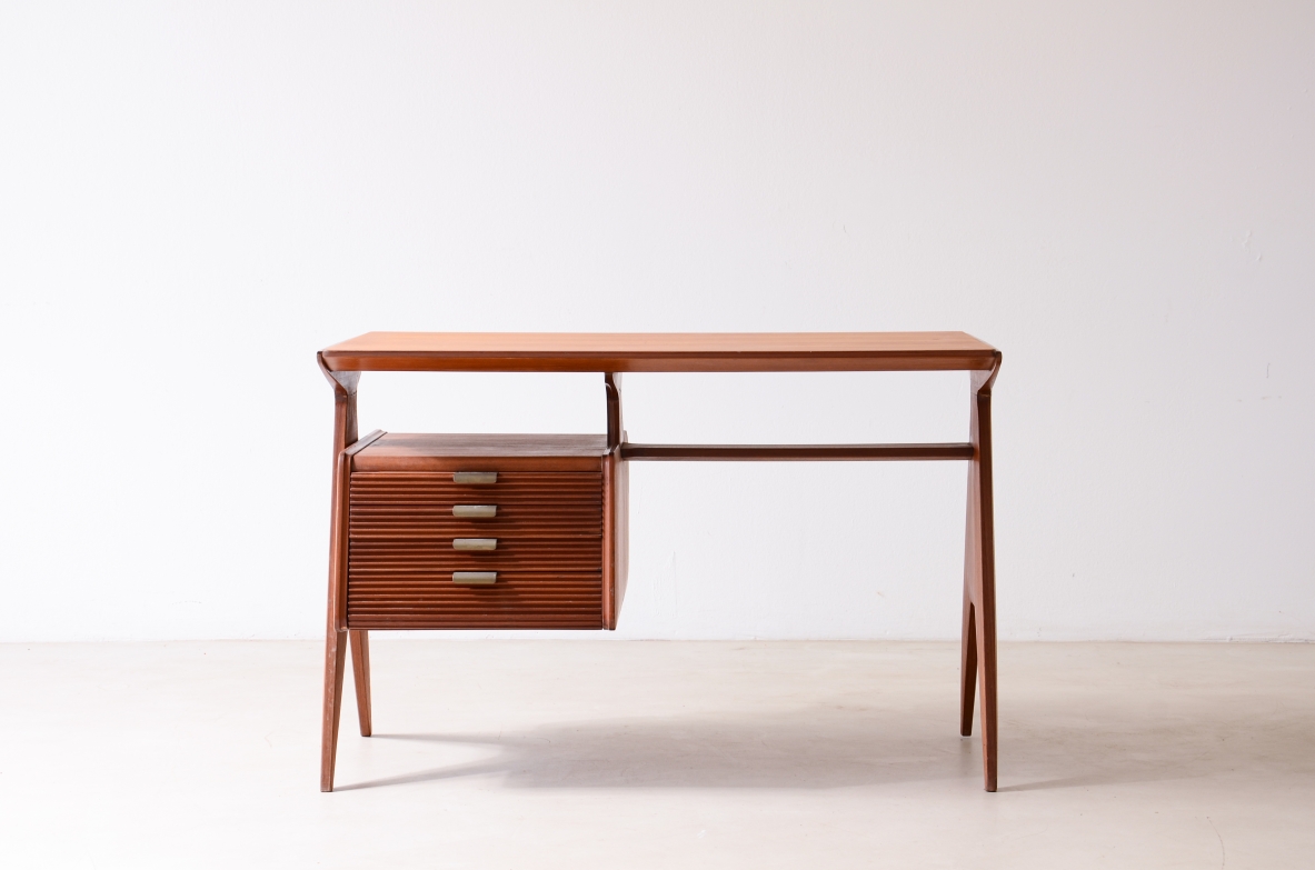 Guglielmo Ulrich, Small elegant desk with extraordinary side uprights 1940