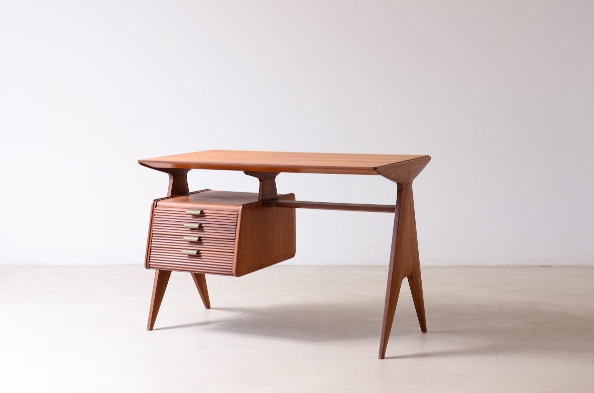 Guglielmo Ulrich, Small elegant desk with extraordinary side uprights 1940