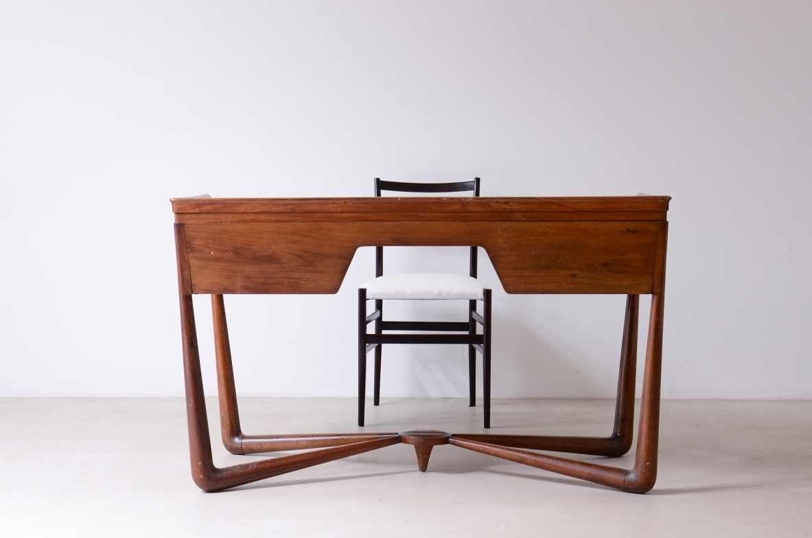 Guglielmo Ulrich  Elegant walnut writing desk with beautiful floor cross. Manufacturing ca. 1940.