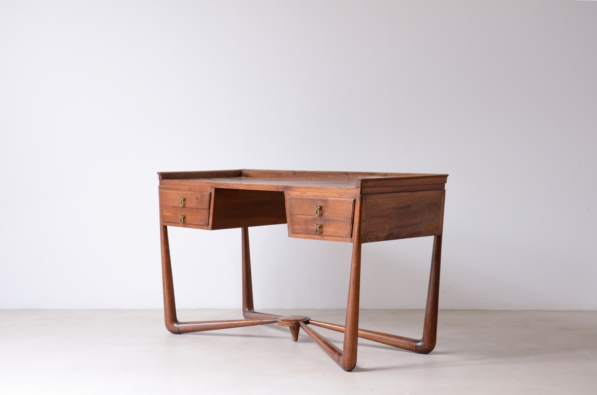 Guglielmo Ulrich  Elegant walnut writing desk with beautiful floor cross. Manufacturing ca. 1940.