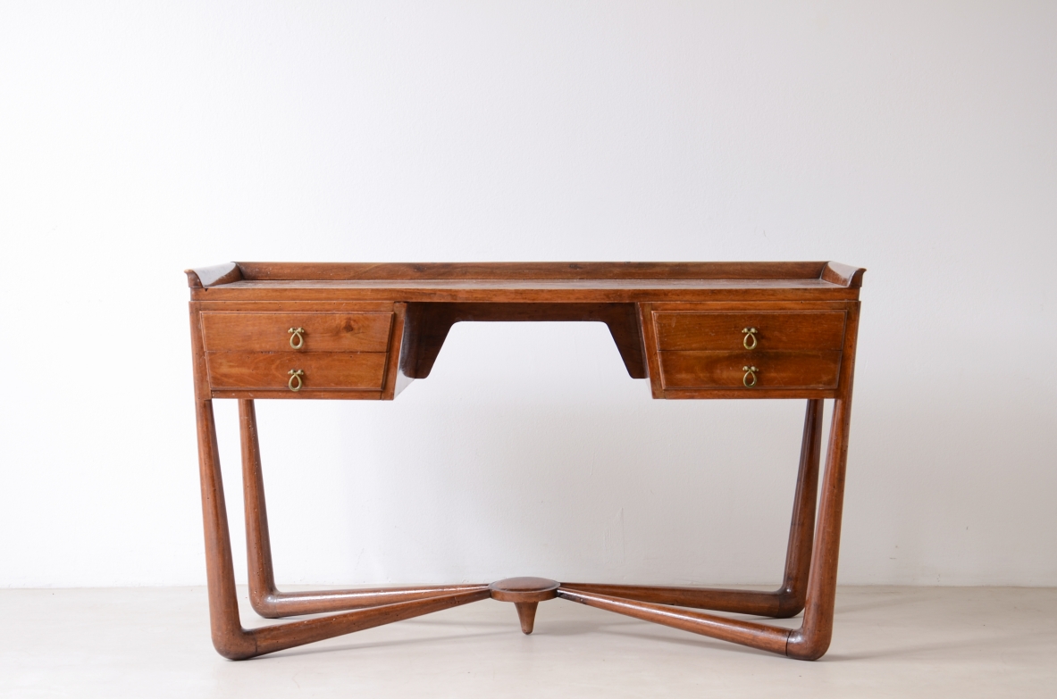 Guglielmo Ulrich  Elegant walnut writing desk with beautiful floor cross. Manufacturing ca. 1940.