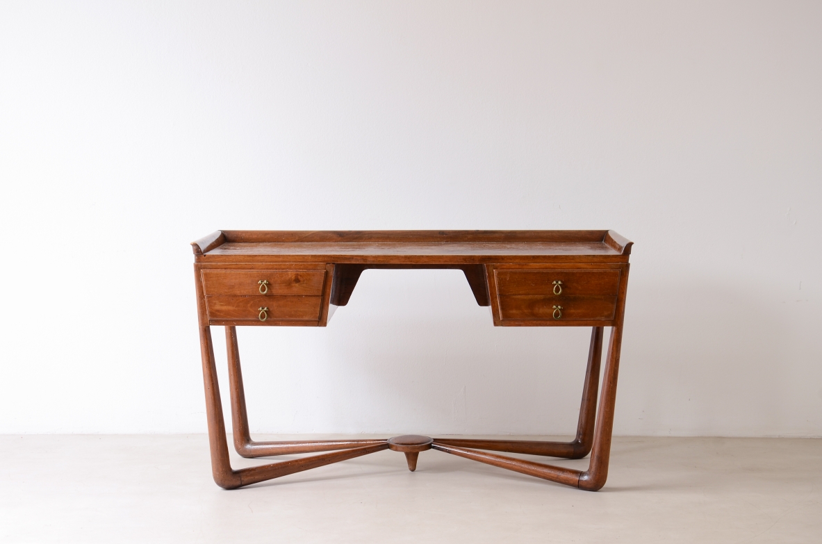 Guglielmo Ulrich  Elegant walnut writing desk with beautiful floor cross. Manufacturing ca. 1940.