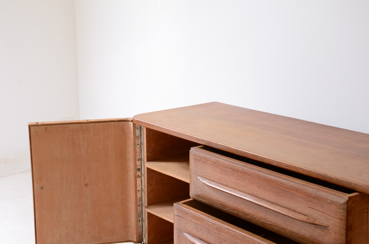 Guglielmo Pecorini, fine anni 30.Splendido mobile in rovere a quattro cassetti e due ante rivestite in tessuto