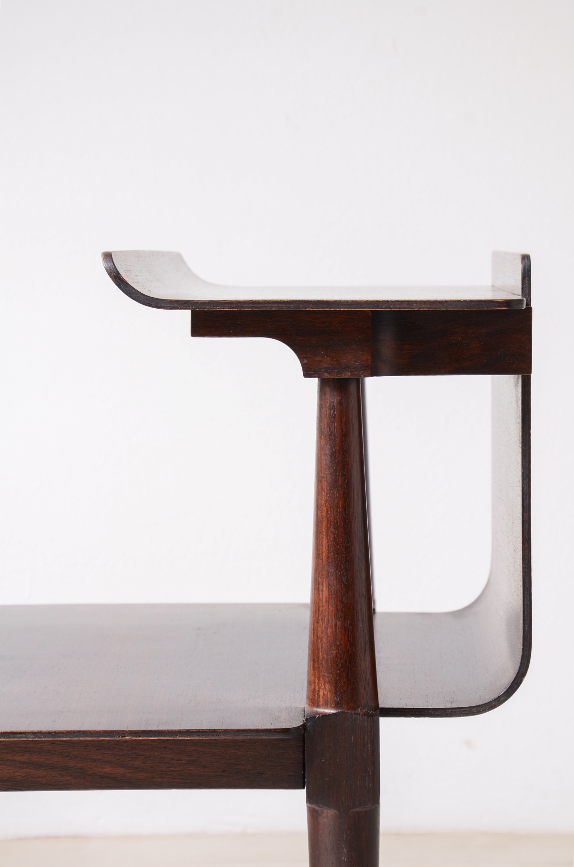 Pier Giacomo e Achille Castiglioni  Elegant pair of occasional table in curved wood, Gavina 1946