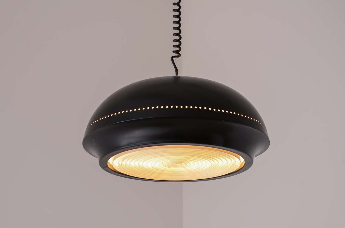 Afra e Tobia Scarpa  Lampa a sospensione in metallo laccato nero.Produzione Flos fine anni 50.