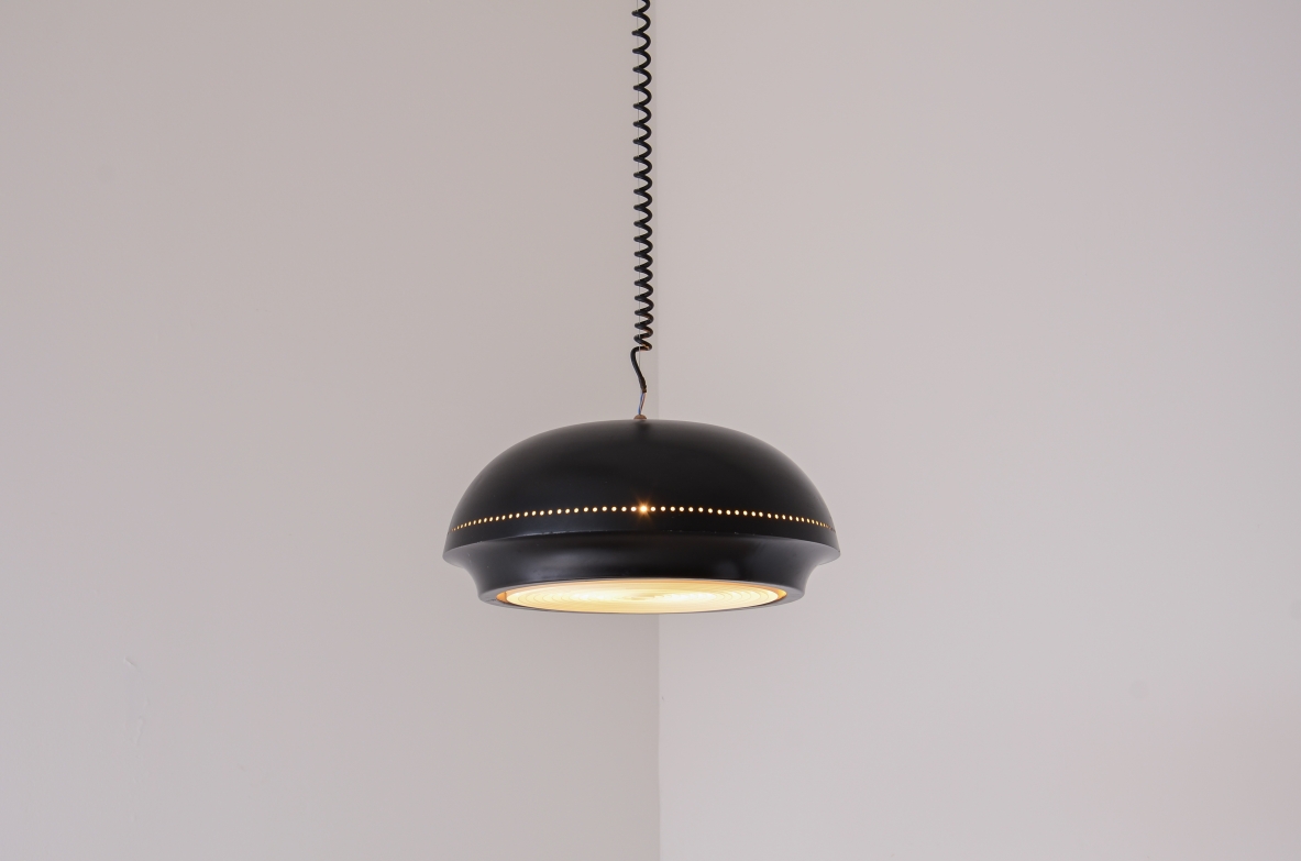 Afra e Tobia Scarpa  Lampa a sospensione in metallo laccato nero.Produzione Flos fine anni 50.
