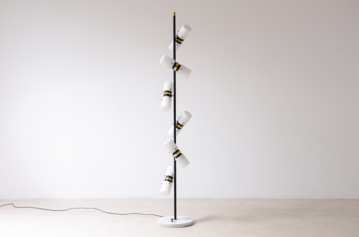 Angelo Brotto. Rara lampada da terra a 12 luci, metallo e ottone con vetri opaline.  Manifattura Esperia, Murano, 1960.
