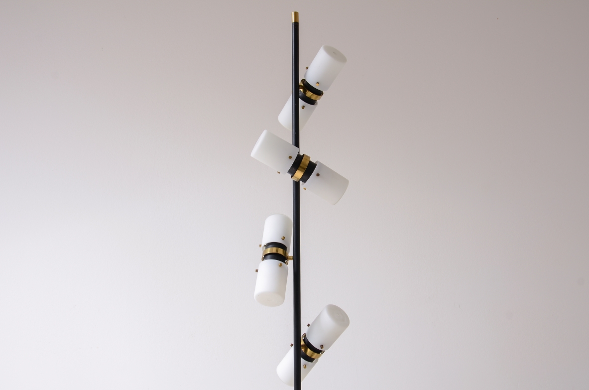 Angelo Brotto. Rara lampada da terra a 12 luci, metallo e ottone con vetri opaline.  Manifattura Esperia, Murano, 1960.