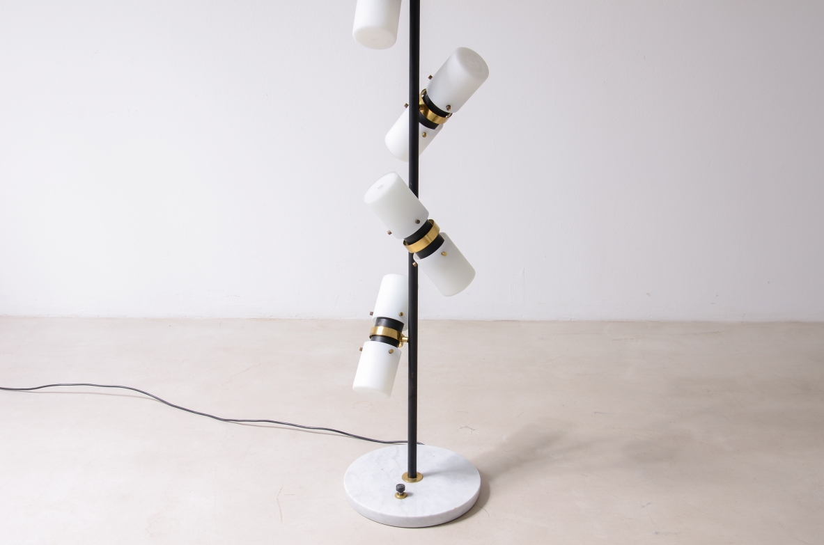 Angelo Brotto. Rara lampada da terra a 12 luci, metallo e ottone con vetri opaline.  Manifattura Esperia, Murano, 1960.