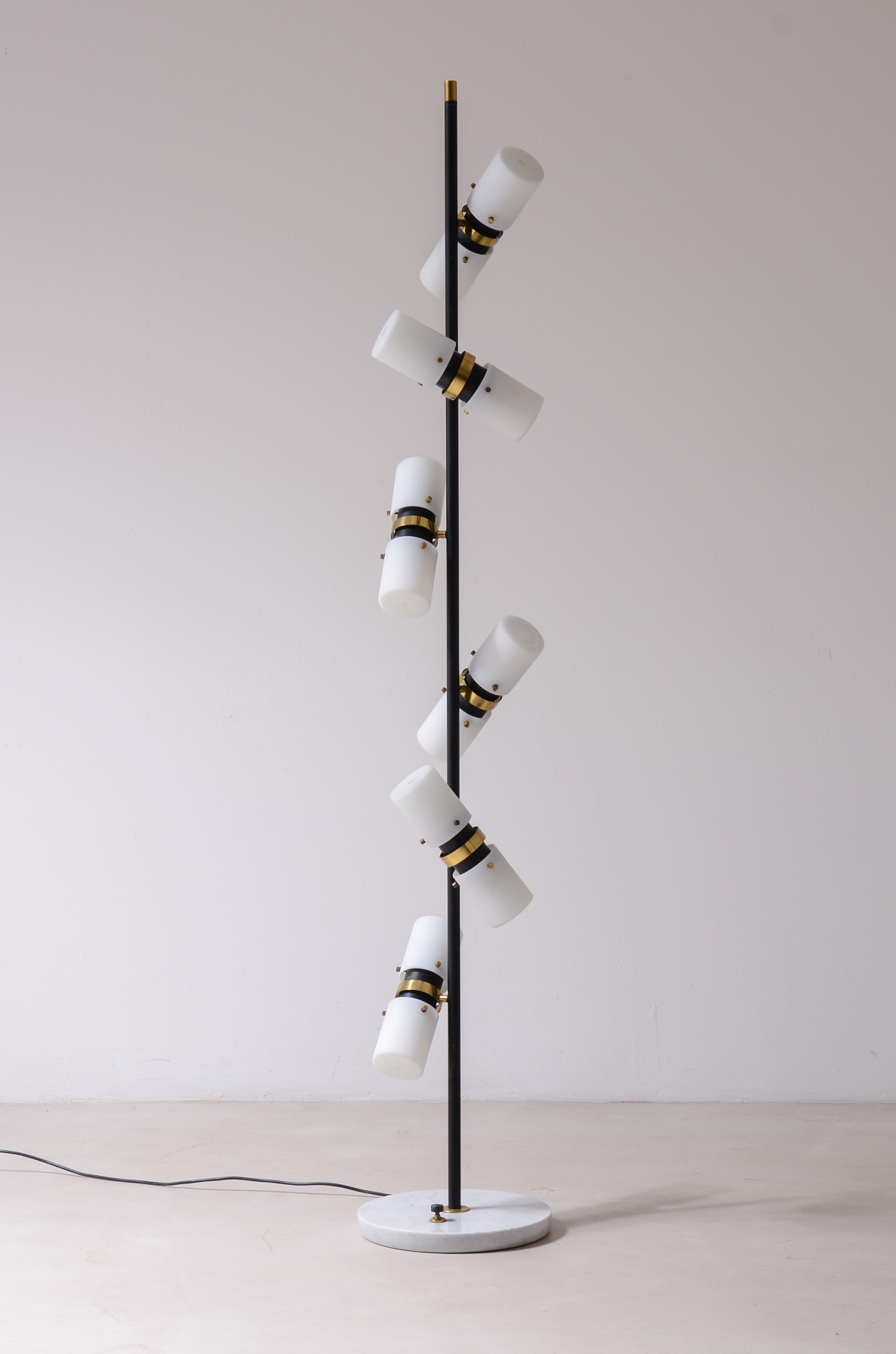 Angelo Brotto. Rara lampada da terra a 12 luci, metallo e ottone con vetri opaline.  Manifattura Esperia, Murano, 1960.
