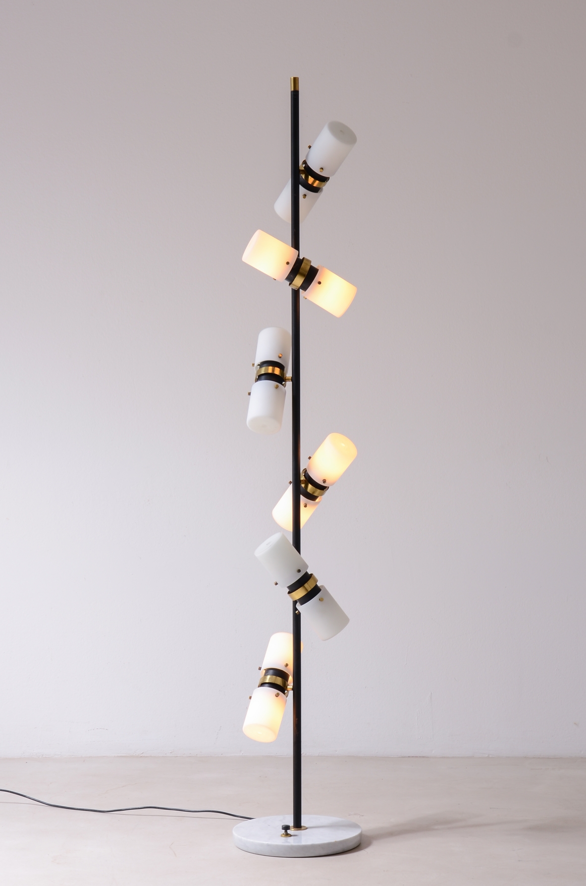 Angelo Brotto. Rara lampada da terra a 12 luci, metallo e ottone con vetri opaline.  Manifattura Esperia, Murano, 1960.