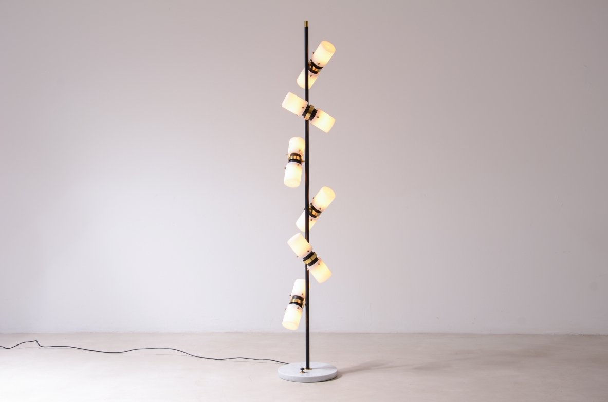 Angelo Brotto. Rara lampada da terra a 12 luci, metallo e ottone con vetri opaline.  Manifattura Esperia, Murano, 1960.