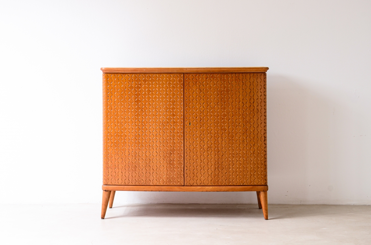 ABV Borsani  Elegante mobile a due ante con motivi ad intaglio. Anni 40ca
