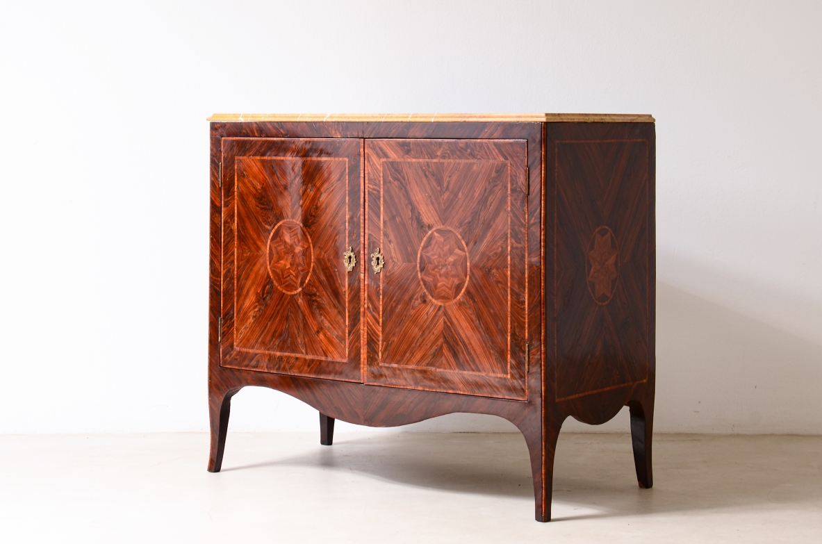 Splendido mobile neoclassico a due ante in legno lastronato e intarsiato con motivi geometrici.Ebanisteria napoletana, 1770ca.