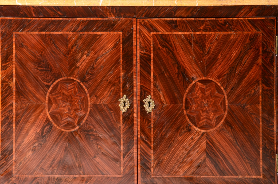 Splendido mobile neoclassico a due ante in legno lastronato e intarsiato con motivi geometrici.Ebanisteria napoletana, 1770ca.
