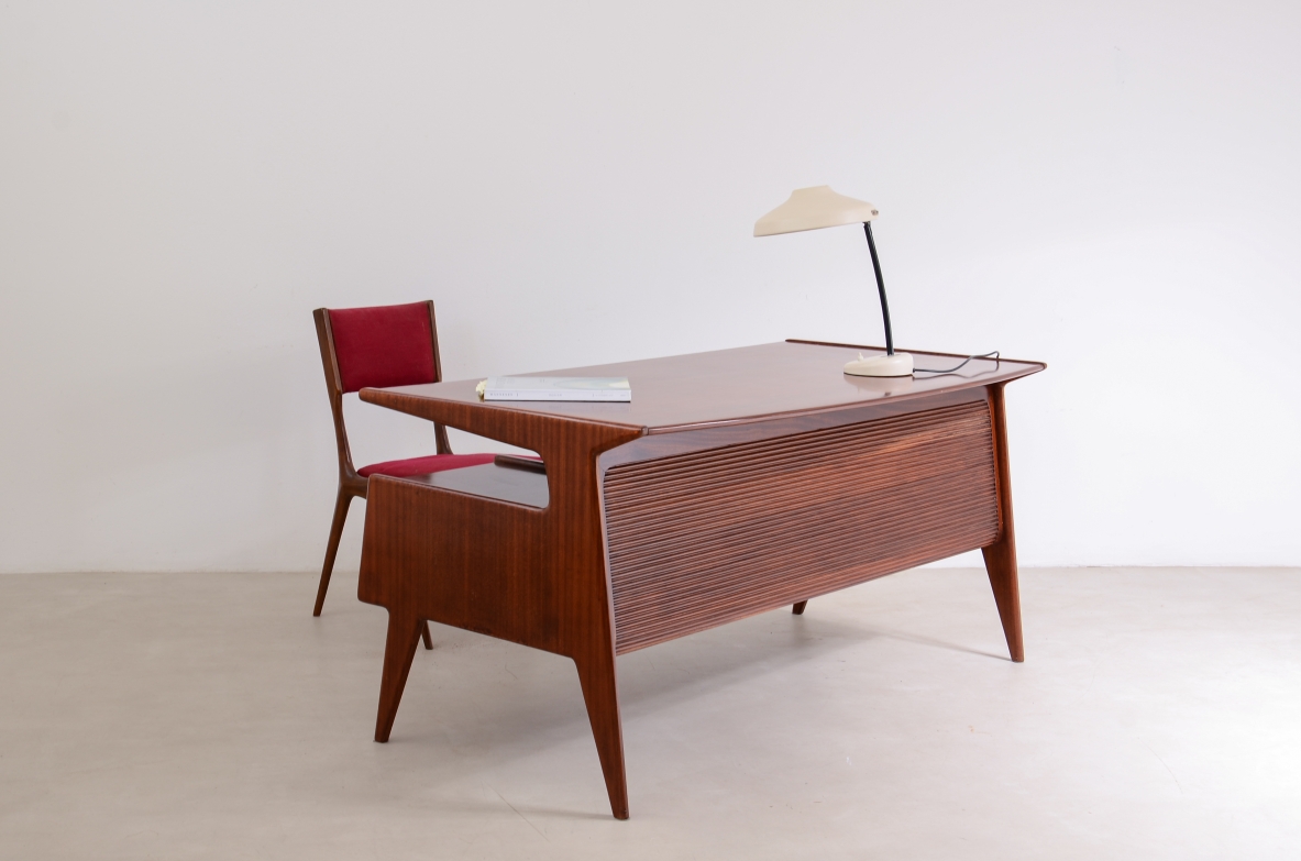 Guglielmo Ulrich Splendid executive desk with four drawers in wavy wood, Arredamenti Casa, Milan, 1945