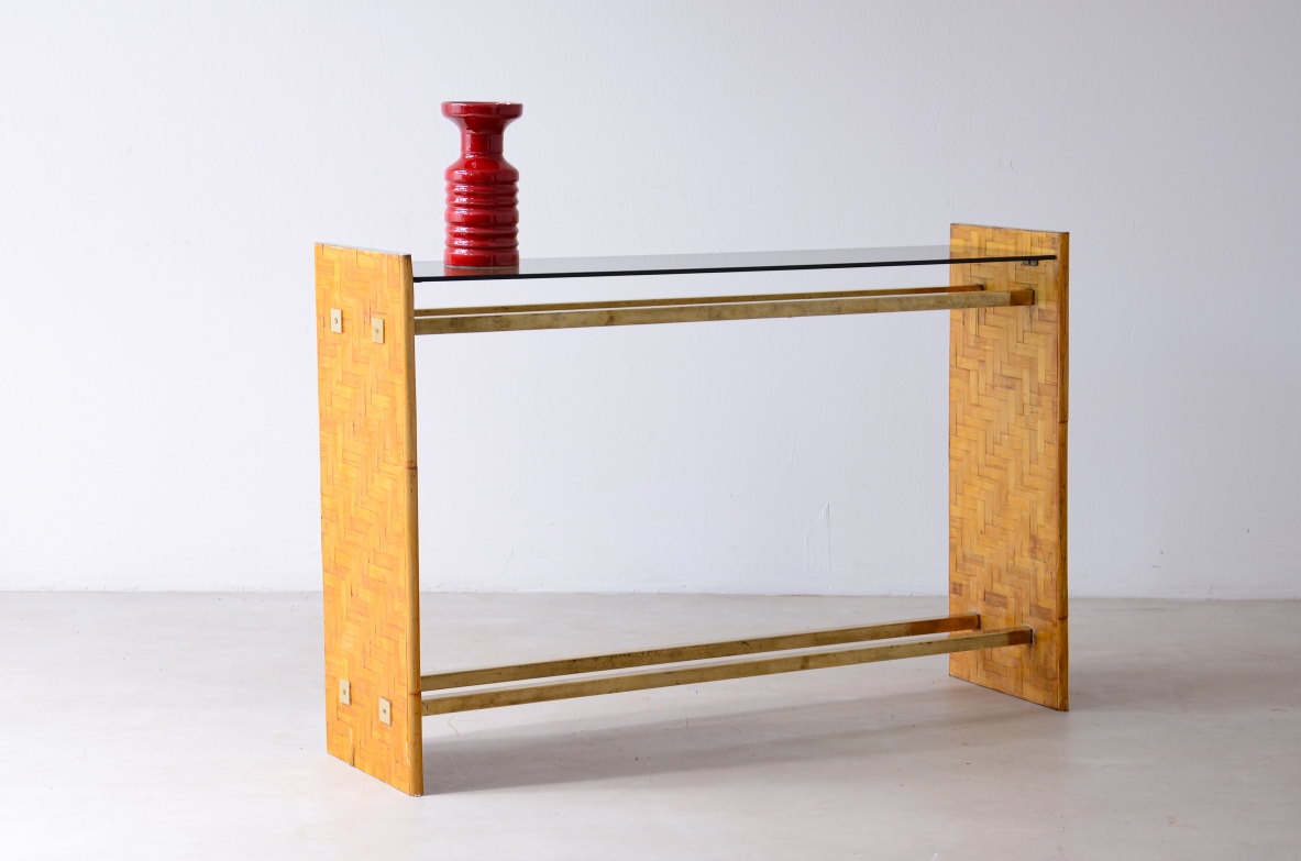 Console a due montanti in legno e raffia con tiranti in ottone, Manifattura italiana anni '70