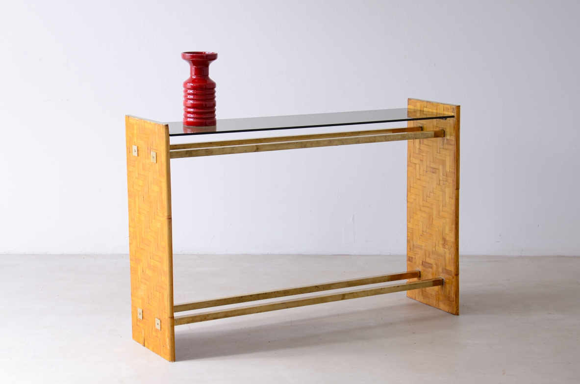 Console a due montanti in legno e raffia con tiranti in ottone, Manifattura italiana anni '70