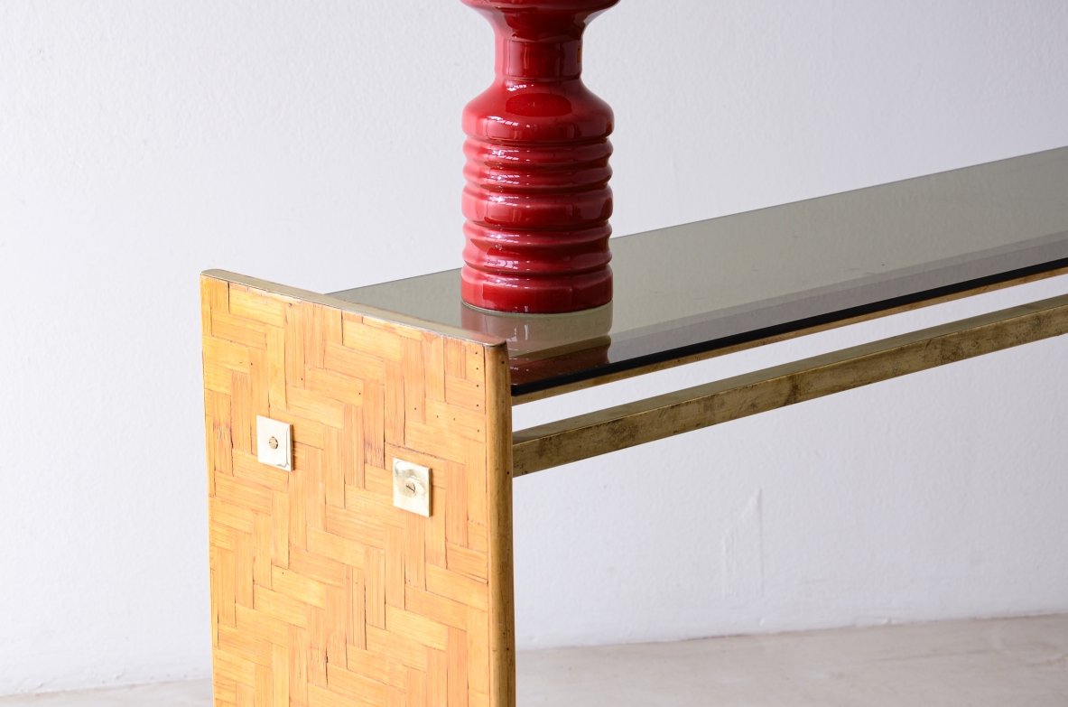 Console a due montanti in legno e raffia con tiranti in ottone, Manifattura italiana anni '70