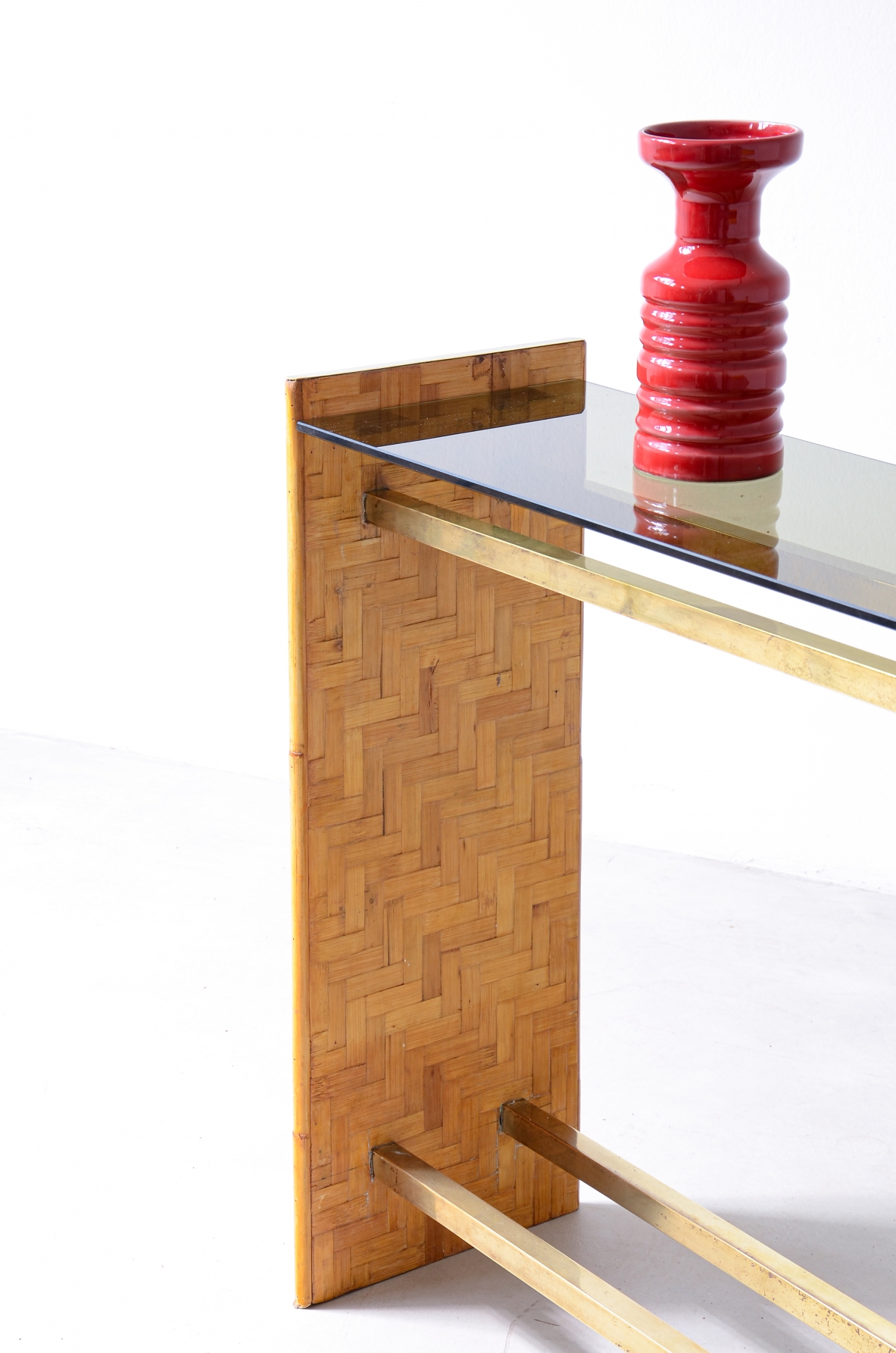 Console a due montanti in legno e raffia con tiranti in ottone, Manifattura italiana anni '70