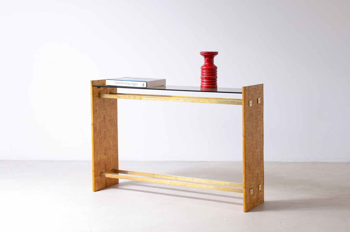 Console a due montanti in legno e raffia con tiranti in ottone, Manifattura italiana anni '70