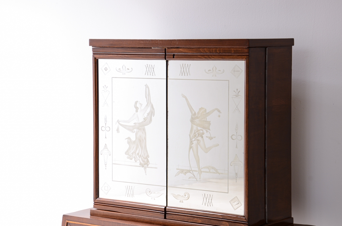 Piccolo elegante bar con fronte a due ante specchiate con figure e decori incisi.  Manifattura italiana, 1940ca.