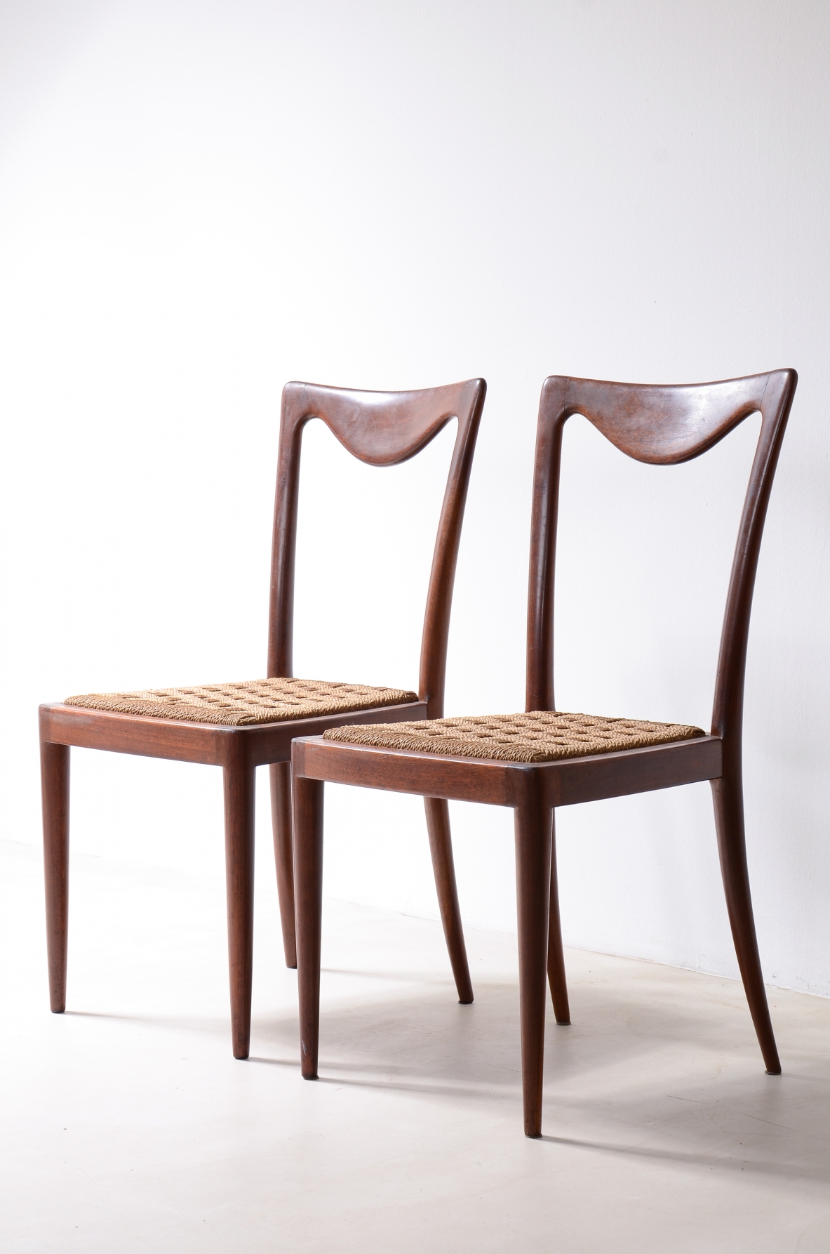 Carlo Enrico Rava, Group of six elegant chairs in shaped wood and rope seat.  Italian manufacture, 1940