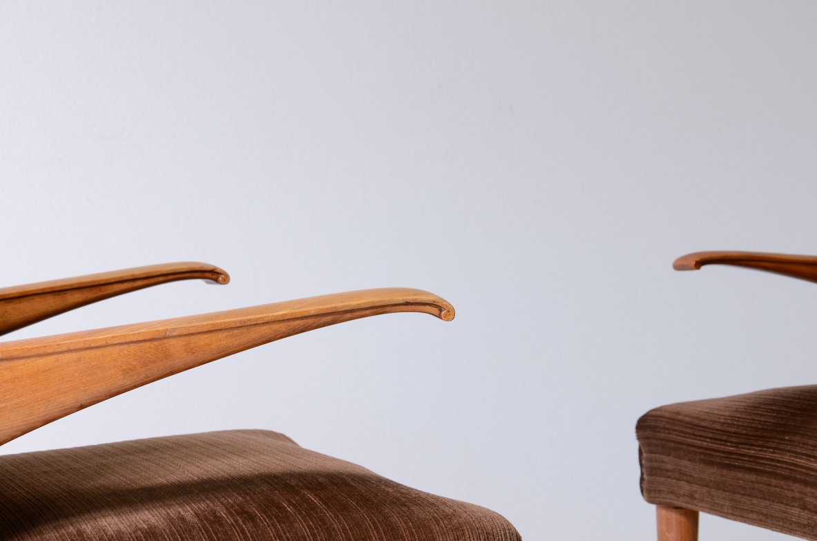 Guglielmo Ulrich  Pair of chairs with cantilevered armrests in light wood with carved detail.  Arca manufacture, Milan, ca. 1950.