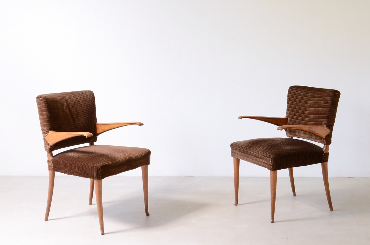 Guglielmo Ulrich  Pair of chairs with cantilevered armrests in light wood with carved detail.  Arca manufacture, Milan, ca. 1950.