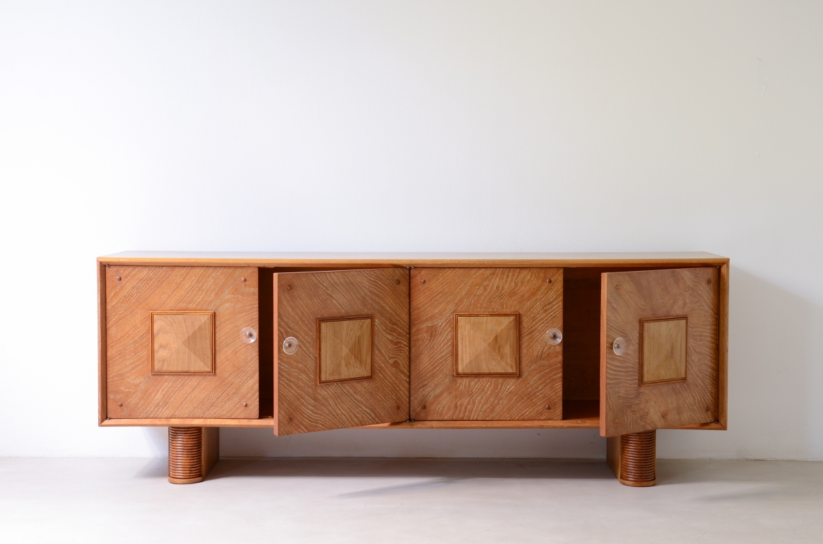 Grande mobile in rovere graffiato a 4 ante, basamenti in legno curvato. Manifattura italiana 1940ca.