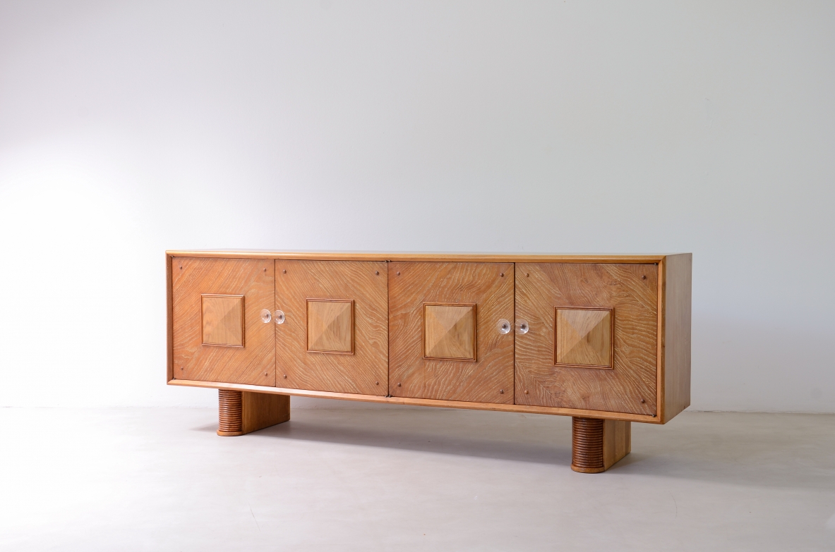 Grande mobile in rovere graffiato a 4 ante, basamenti in legno curvato. Manifattura italiana 1940ca.
