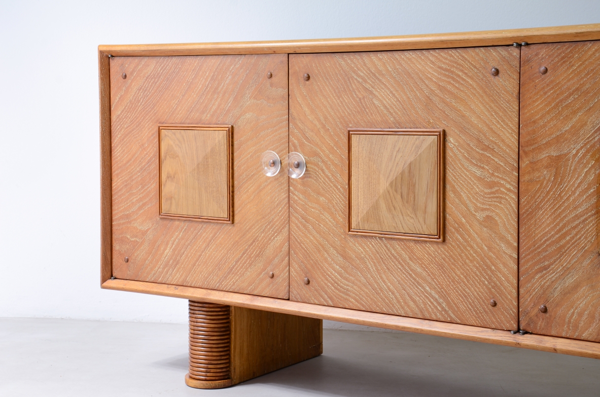 Grande mobile in rovere graffiato a 4 ante, basamenti in legno curvato. Manifattura italiana 1940ca.