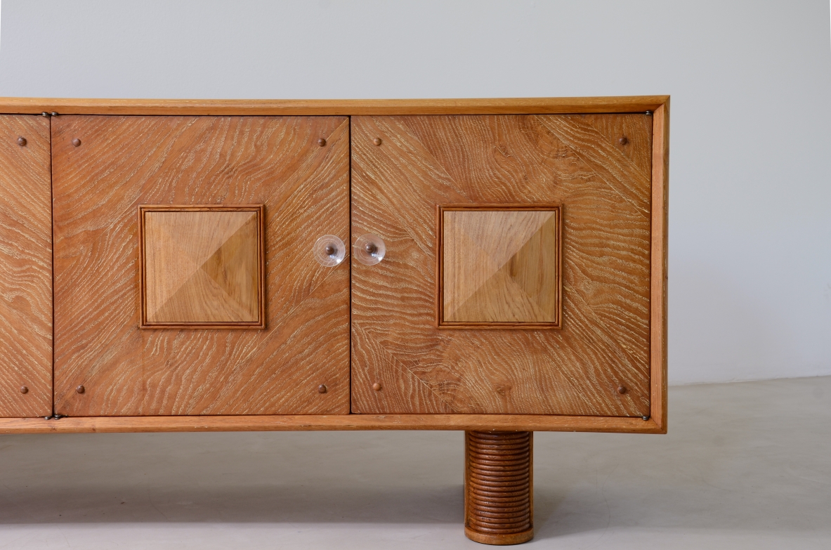 Grande mobile in rovere graffiato a 4 ante, basamenti in legno curvato. Manifattura italiana 1940ca.