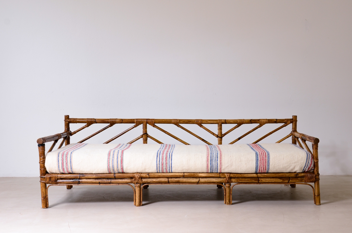 Divano/letto in malacca e giunco intrecciato.  Manifattura Vivai del Sud, 1960ca.