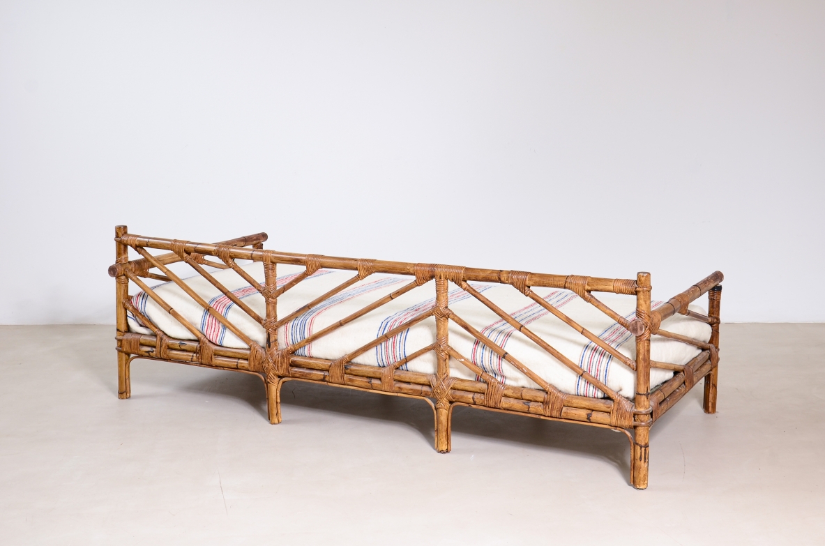 Divano/letto in malacca e giunco intrecciato.  Manifattura Vivai del Sud, 1960ca.