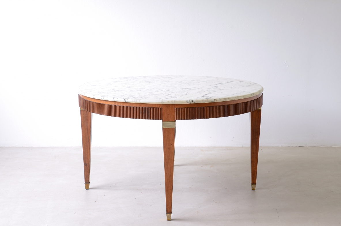 Paolo Buffa Four-legged table with brass capitals and tips, ribbed wood band and Bardiglio marble top 1950