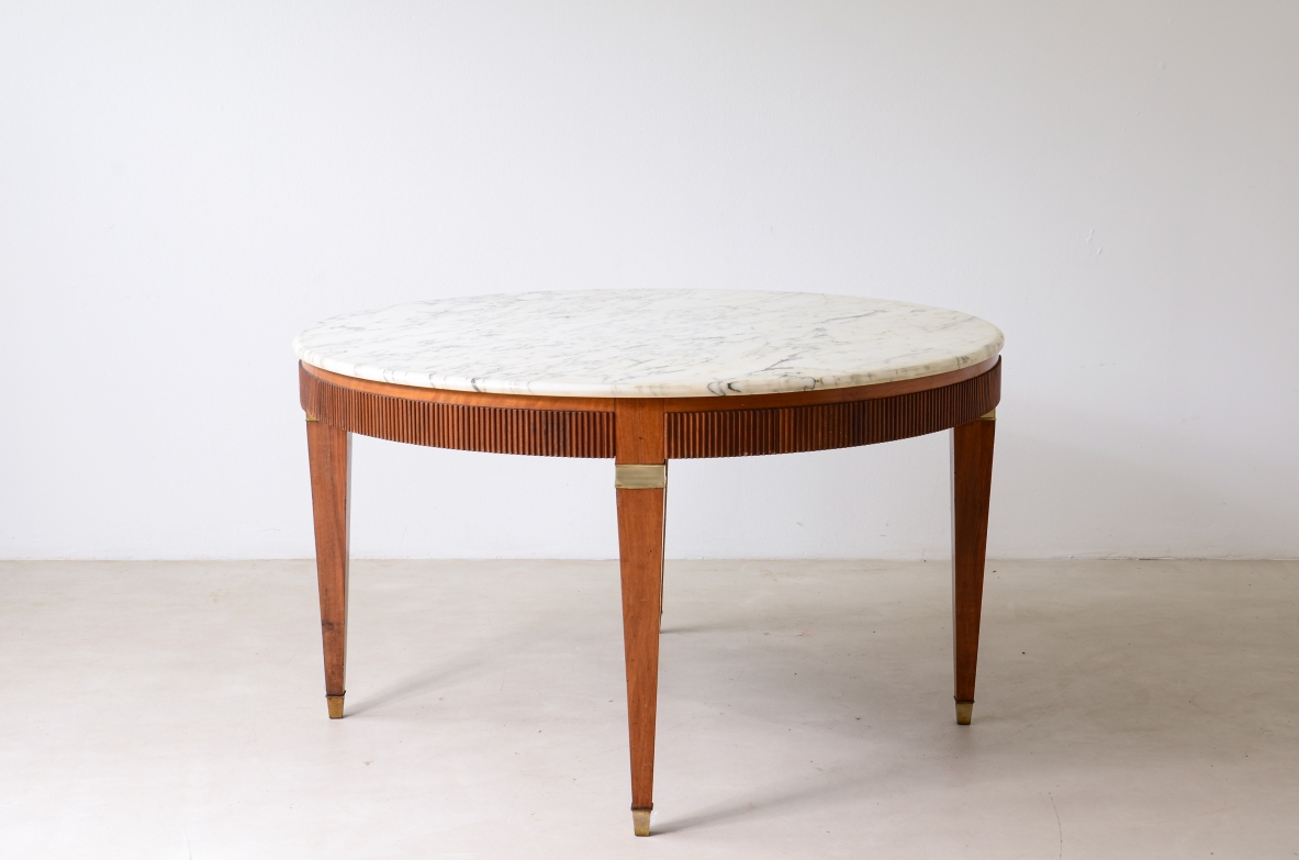 Paolo Buffa Four-legged table with brass capitals and tips, ribbed wood band and Bardiglio marble top 1950