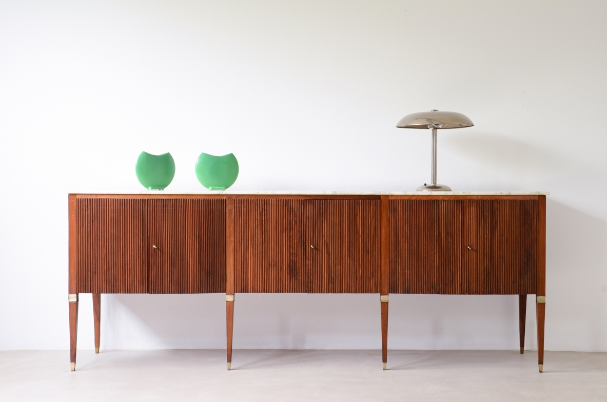 Paolo Buffa splendid sideboard with a wavy front, six doors in reeded walnut marble top and a bar with a mirror 1950