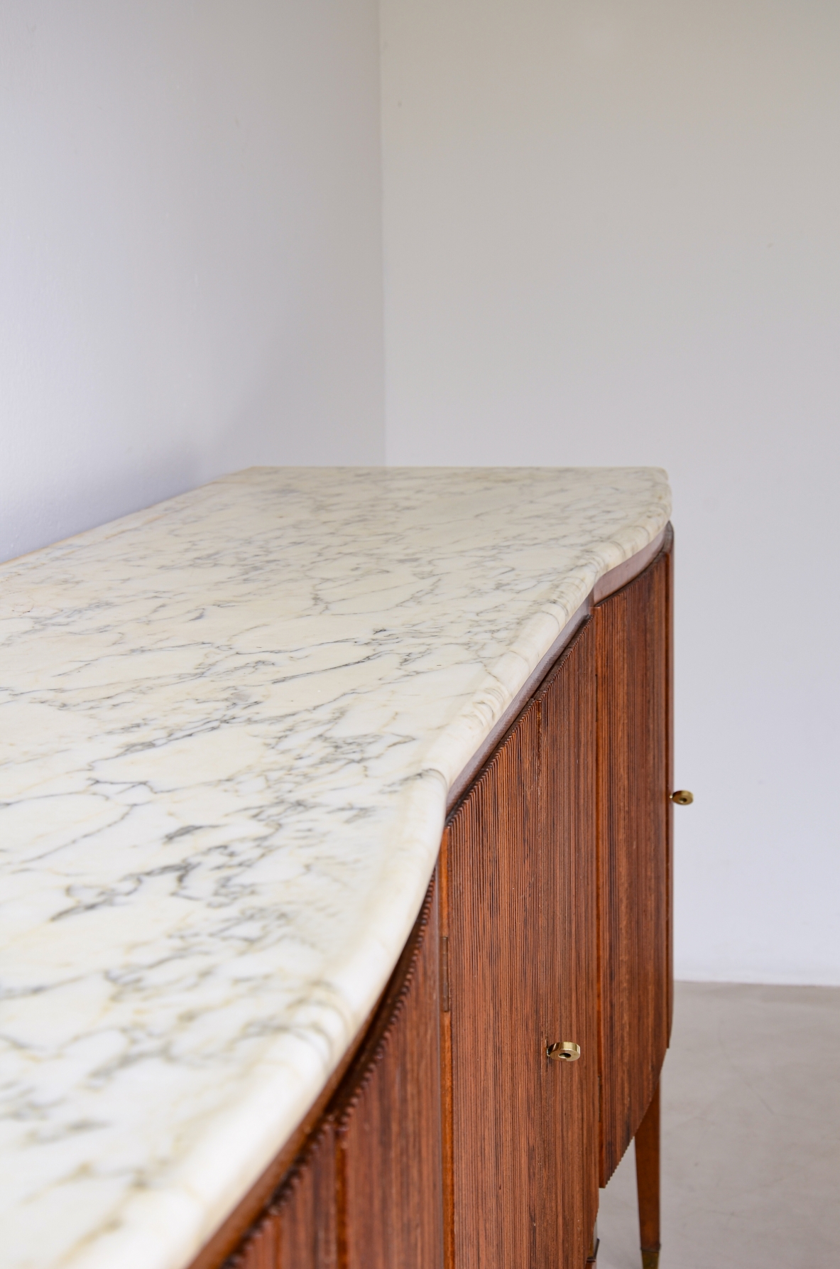Paolo Buffa splendid sideboard with a wavy front, six doors in reeded walnut marble top and a bar with a mirror 1950