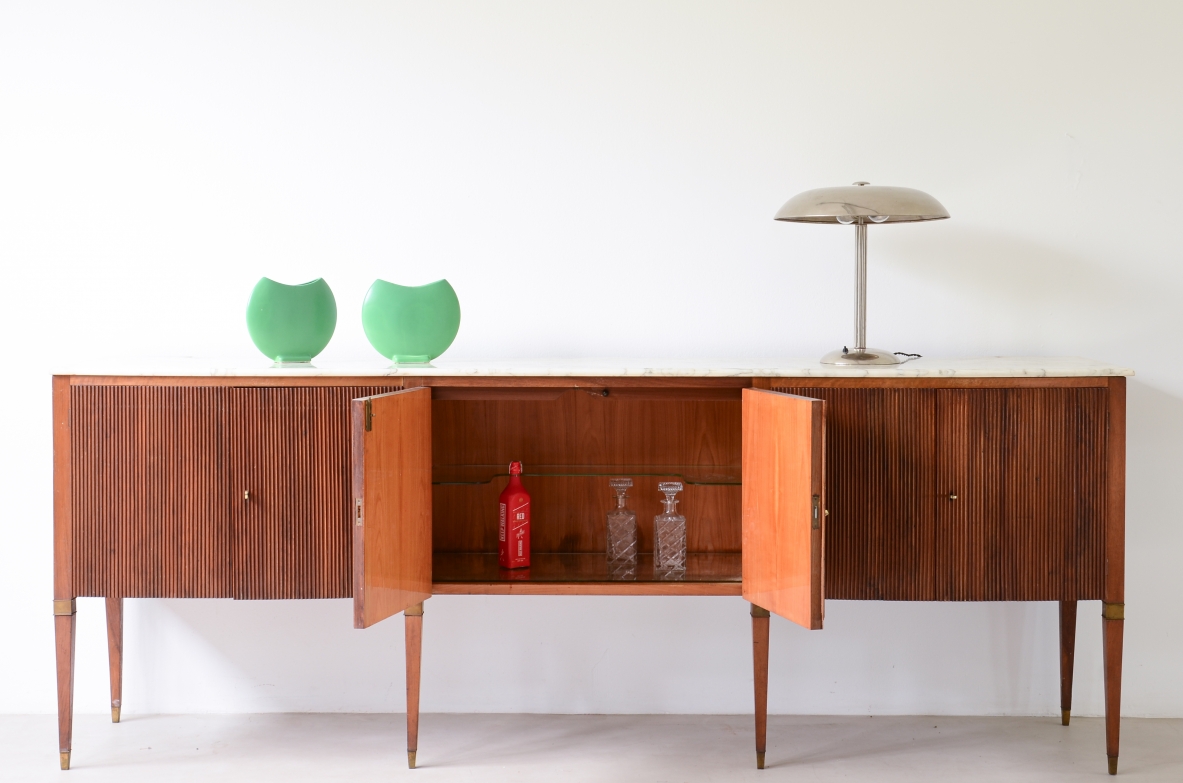 Paolo Buffa splendid sideboard with a wavy front, six doors in reeded walnut marble top and a bar with a mirror 1950